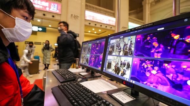Controles en la estación de tren de Wuhan.