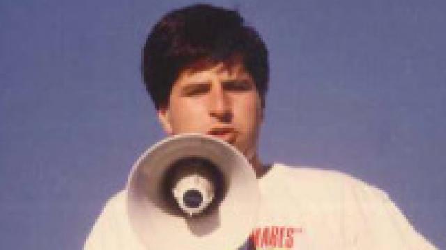 Gregorio Ordóñez, dirigiéndose a la gente con un megáfono, en 1985. ÁLBUM FAMILIAR (ARCHIVO FGO).