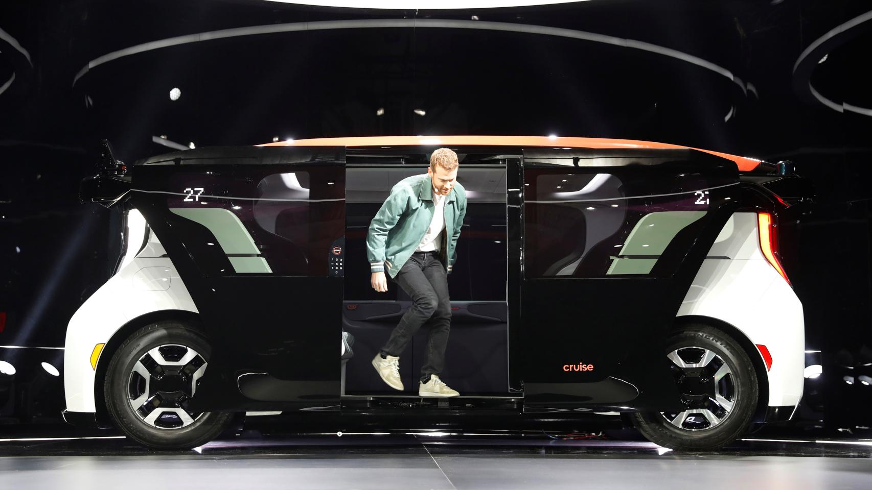 El CTO de Cruise, Kyle Vogt, se baja del Origin en la presentación