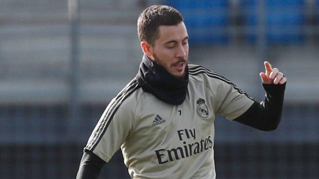 Hazard toca balón con el Real Madrid en un entrenamiento