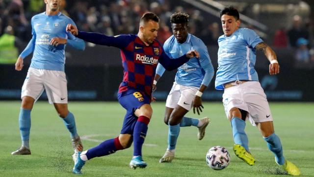Javi Pérez observa a Arthur durante el partido de Copa