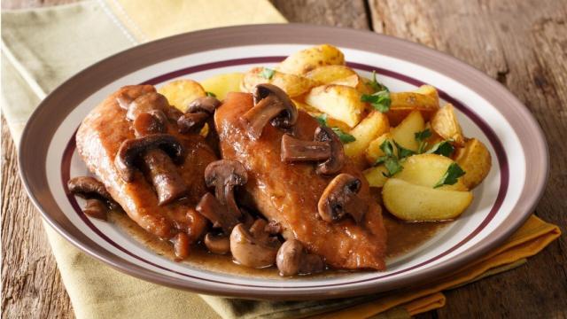 Pechugas de pollo al Oporto con champiñones, receta fácil