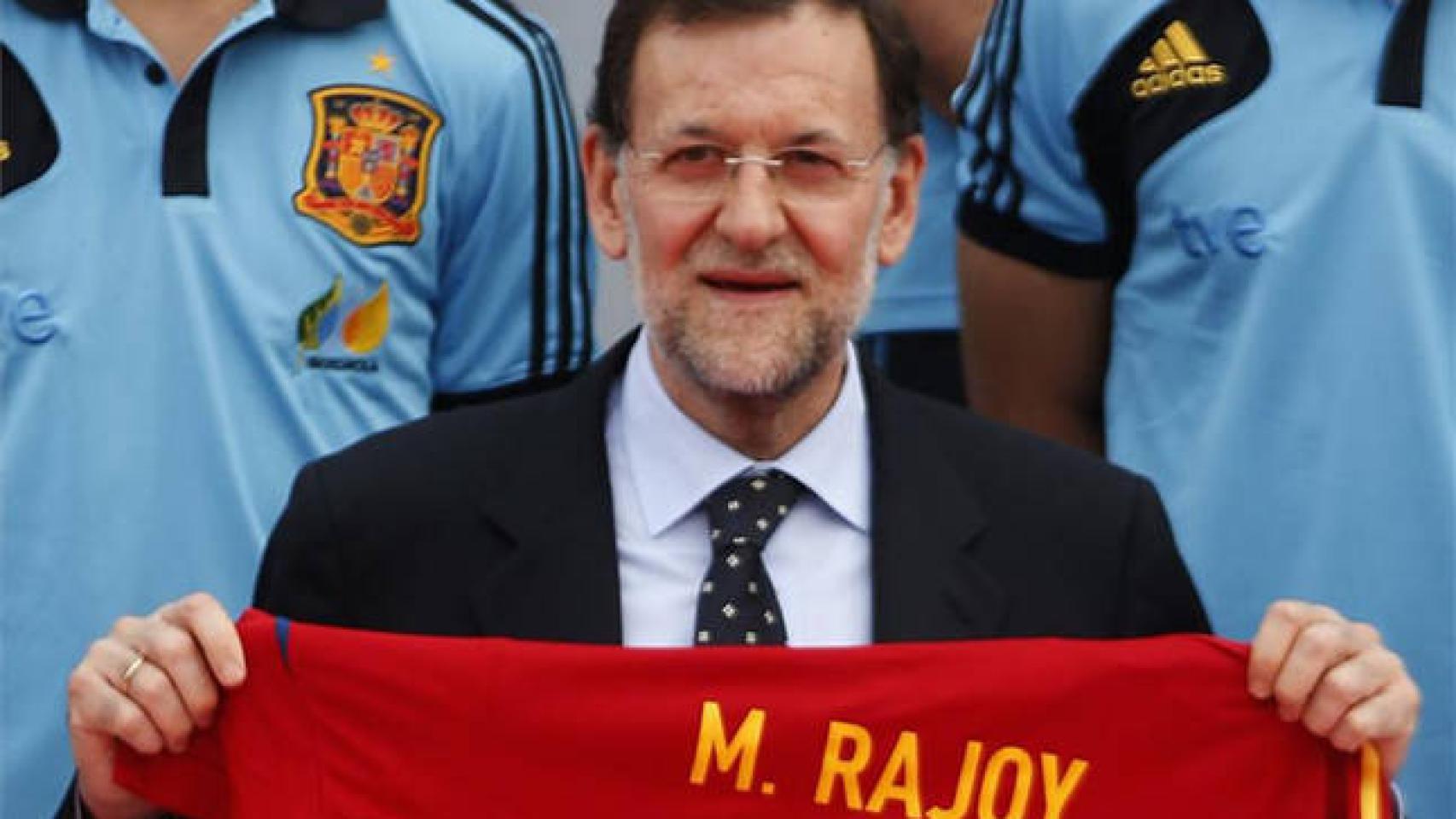 Mariano Rajoy con la camiseta de la Selección