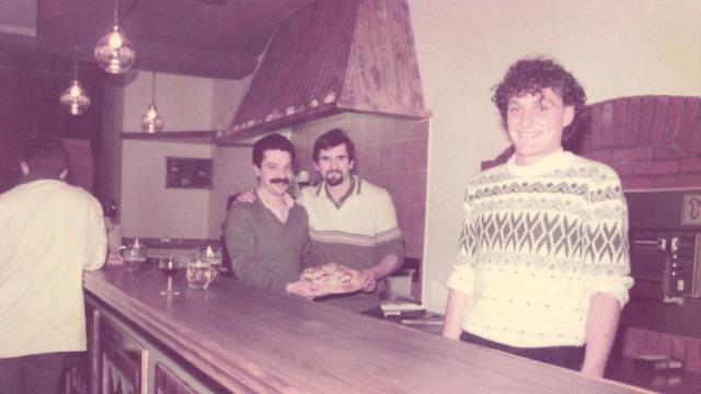 Una de las primeras pizzas despachadas en María Pita.