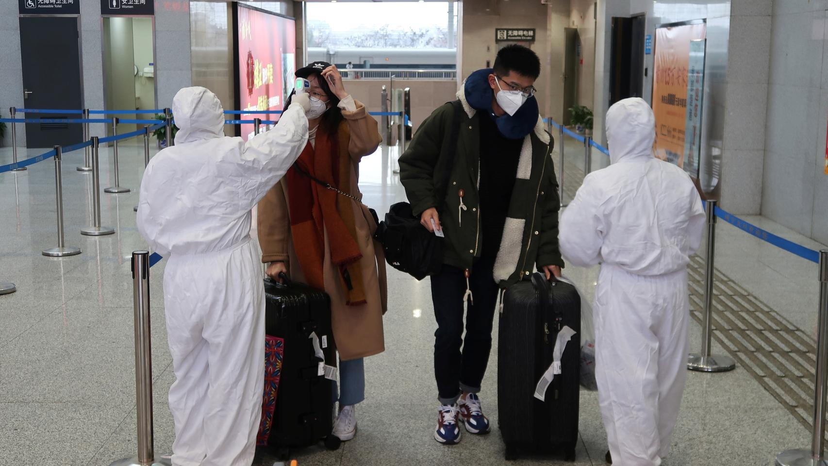 Controles en el aeropuerto de Wuhan, zona cero del virus.