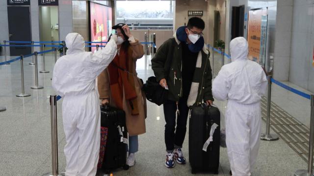 Controles en el aeropuerto de Wuhan, zona cero del virus.