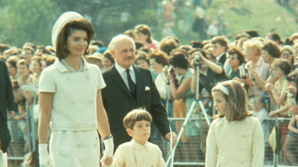 Jackie Kennedy y sus dos hijos, John John y Caroline.