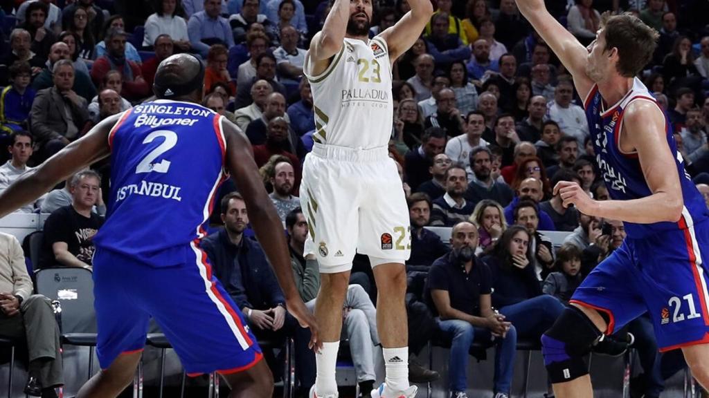 Llull lanza a canasta durante el duelo de Euroliga entre Real Madrid y Anadolu Efes
