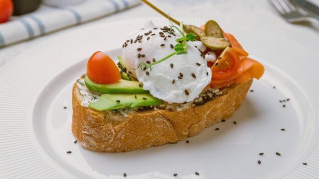 Tostada de aguacate, salmón y huevo poché, un desayuno para disfrutar