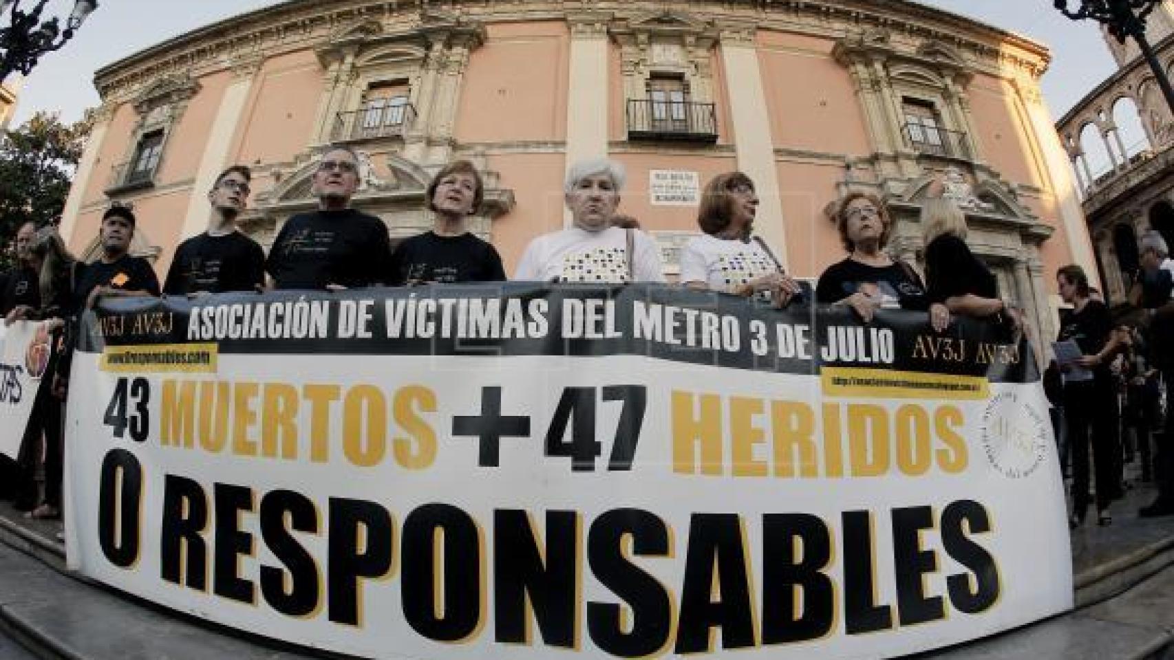 La Asociación de Víctimas del Metro 3 de Julio en concentración.