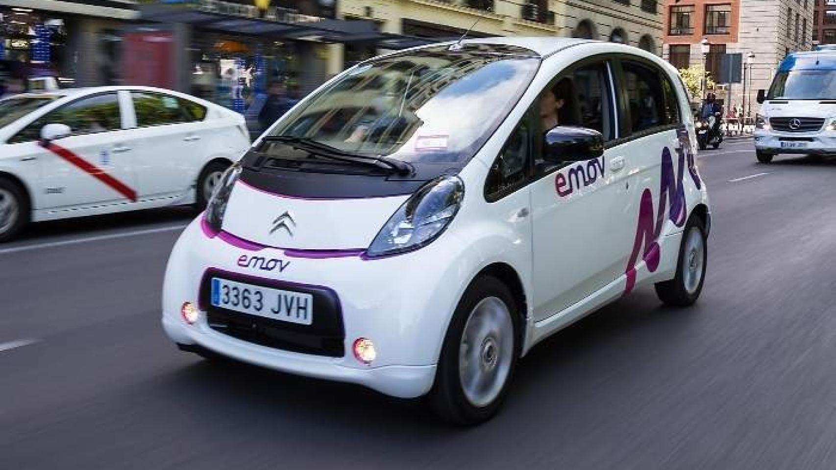 Un coche de emov en las calles de Madrid.