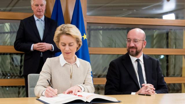 Ursula von der Leyen, Charles Michel y Michel Barnier durante la firma del acuerdo del 'brexit'