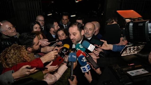 Abalos atiende a los medios en un acto en A Coruña