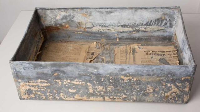 Una de las cajas metálicas que contenían parte del Archivo Ringleblum.