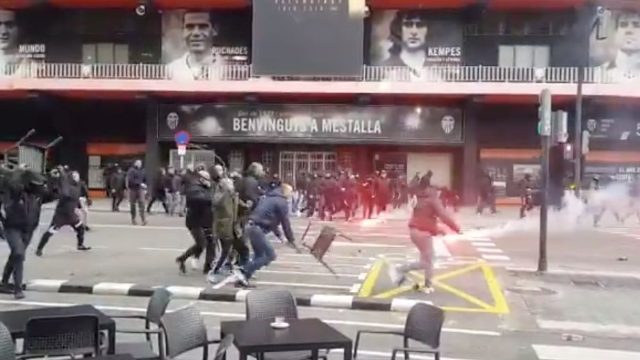 Ultras de Valencia y Barça se enzarzan en una batalla campal en Mestalla con sillas y bengalas