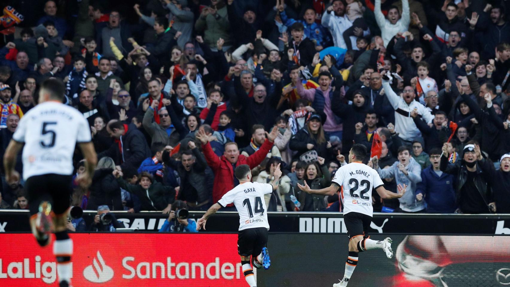 Los jugadores del Valencia celebran uno de los goles del partido