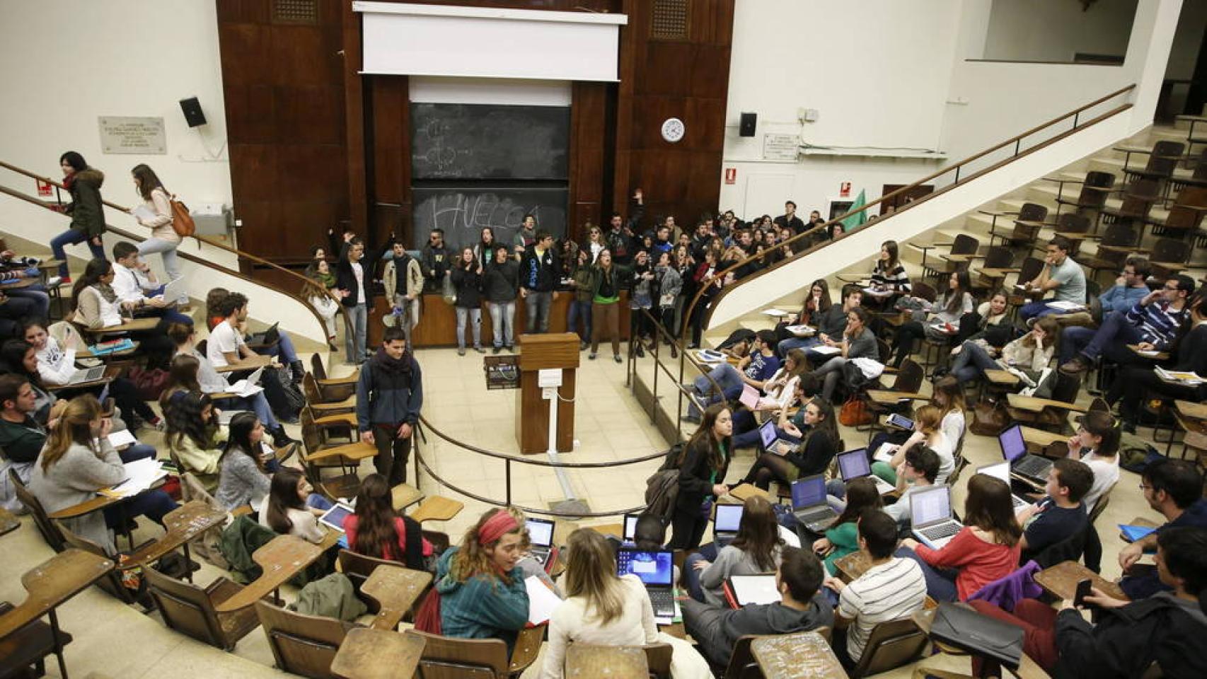 Aula de la Facultad de Medicina en imagen de archivo.