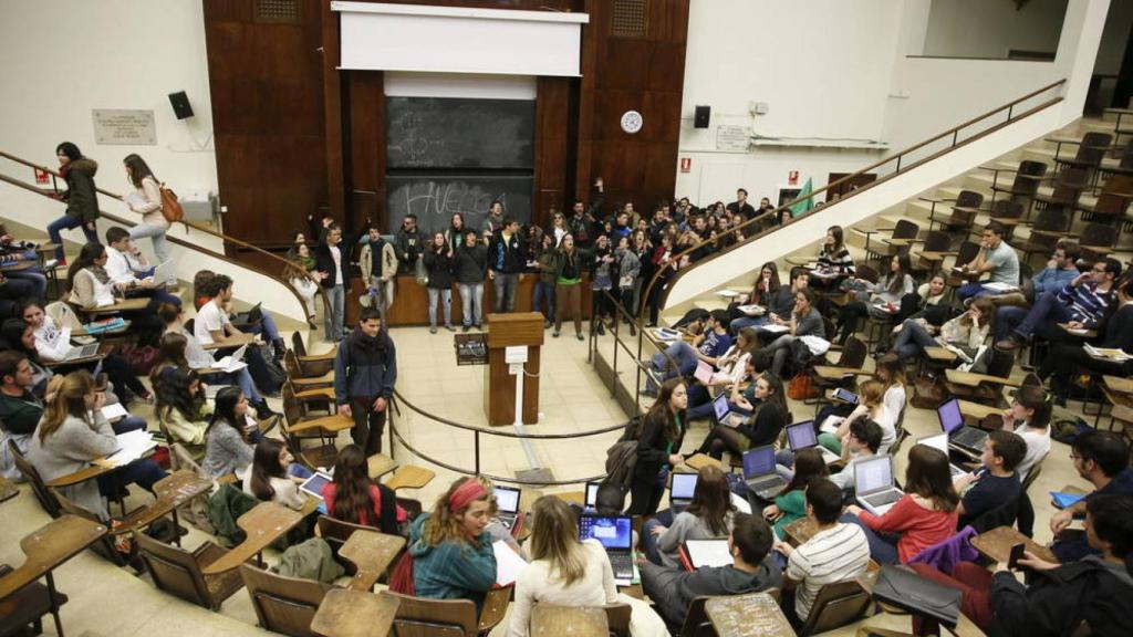 Aula de la Facultad de Medicina en imagen de archivo.
