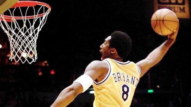 Kobe Bryant en un partido en 1999