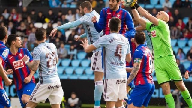 Dimitrovic despeja un balón en el área durante el Celta - Eibar