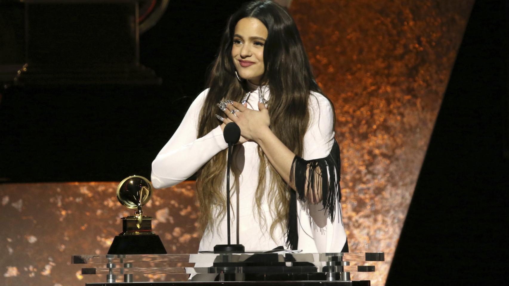 Rosalía al recoger su Grammy.