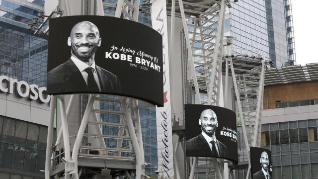 Fans se reúnen en el Staples Center para despedir a Kobe Bryant