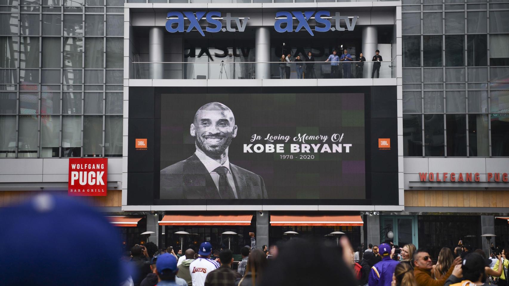 Fans se reúnen en el Staples Center para despedir a Kobe Bryant