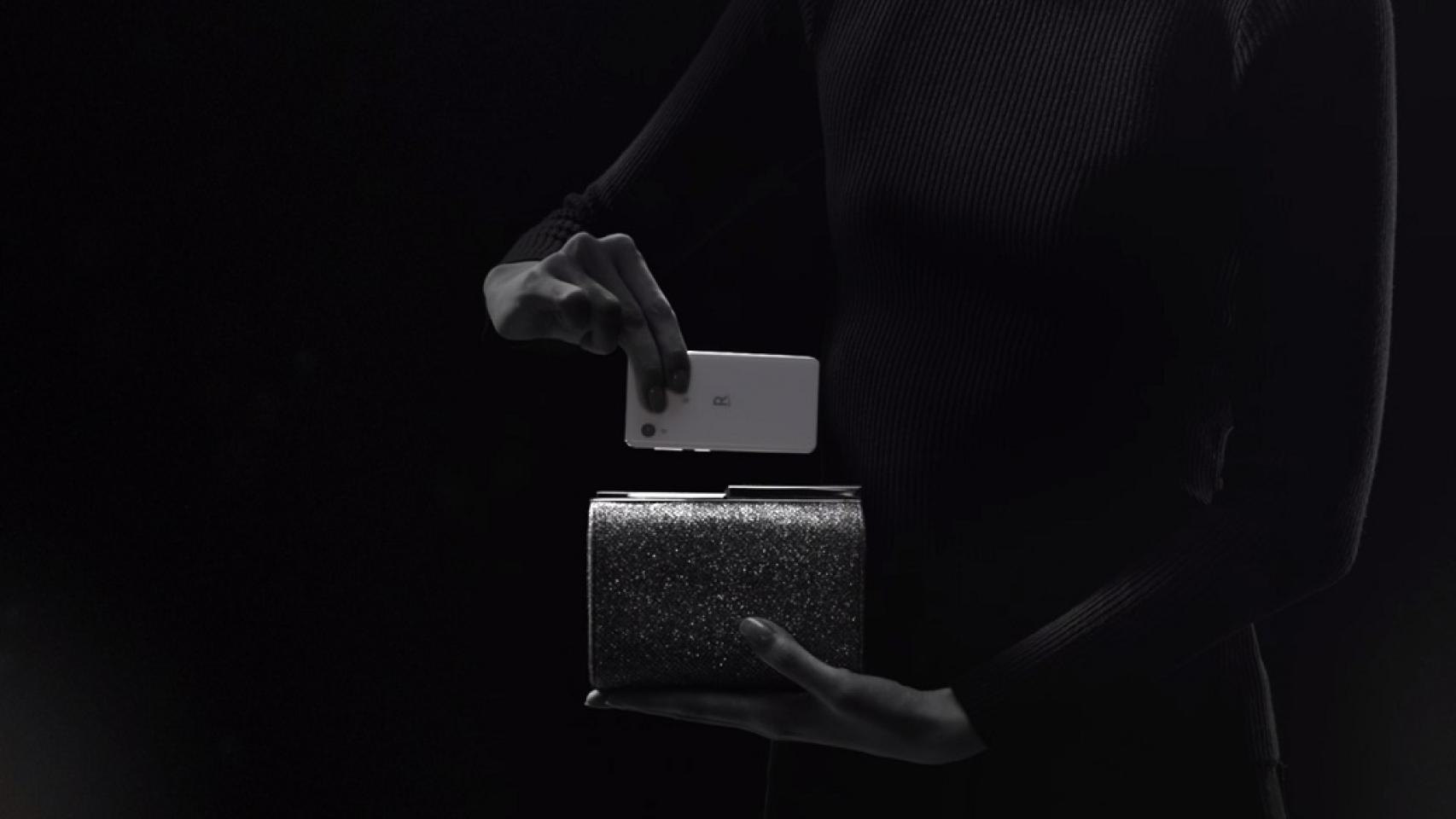 Este móvil japonés es tan pequeño que cabe en tu cartera