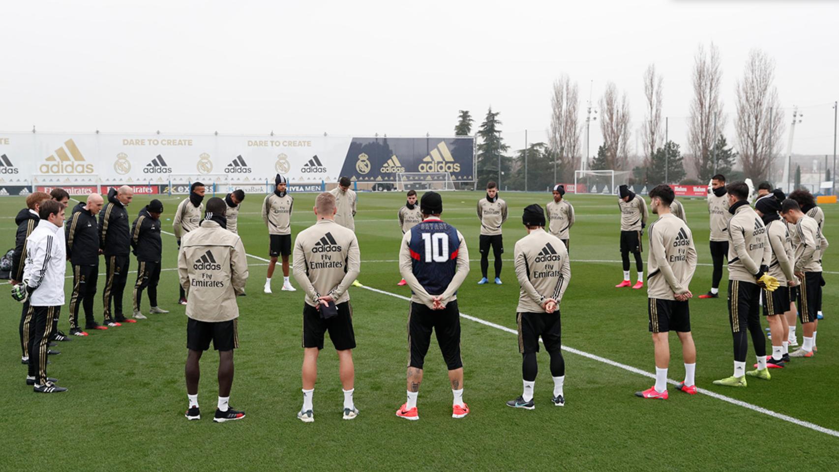Minuto de silencio del Real Madrid en Valdebebas