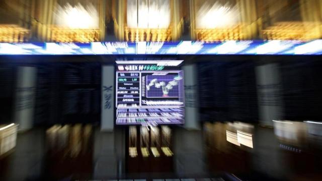 Imagen difuminada de un panel de cotizaciones en la Bolsa de Madrid.
