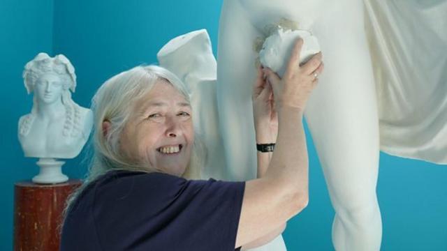 La clasicista Mary Beard, con una estatua de un hombre desnudo.