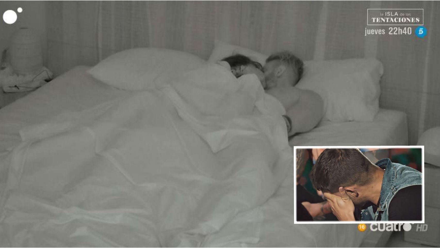 Andrea y Óscar durante su encuentro en la cama de 'La isla de las tentaciones'.