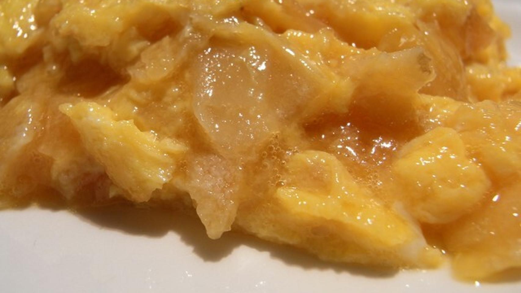Una tortilla de Betanzos con el huevo crudo.