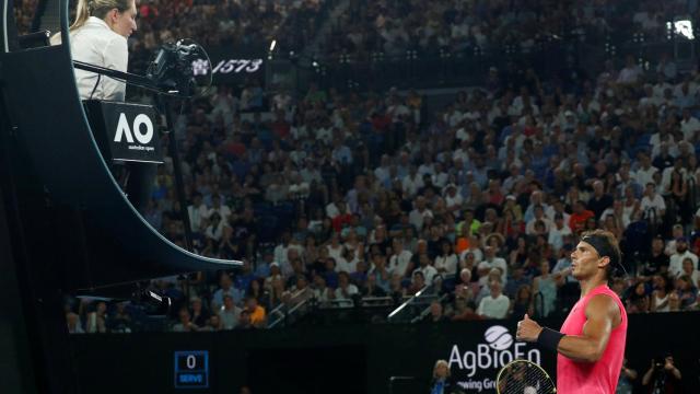 Rafa Nadal, discutiendo con la juez de silla en el Open de Australia 2020