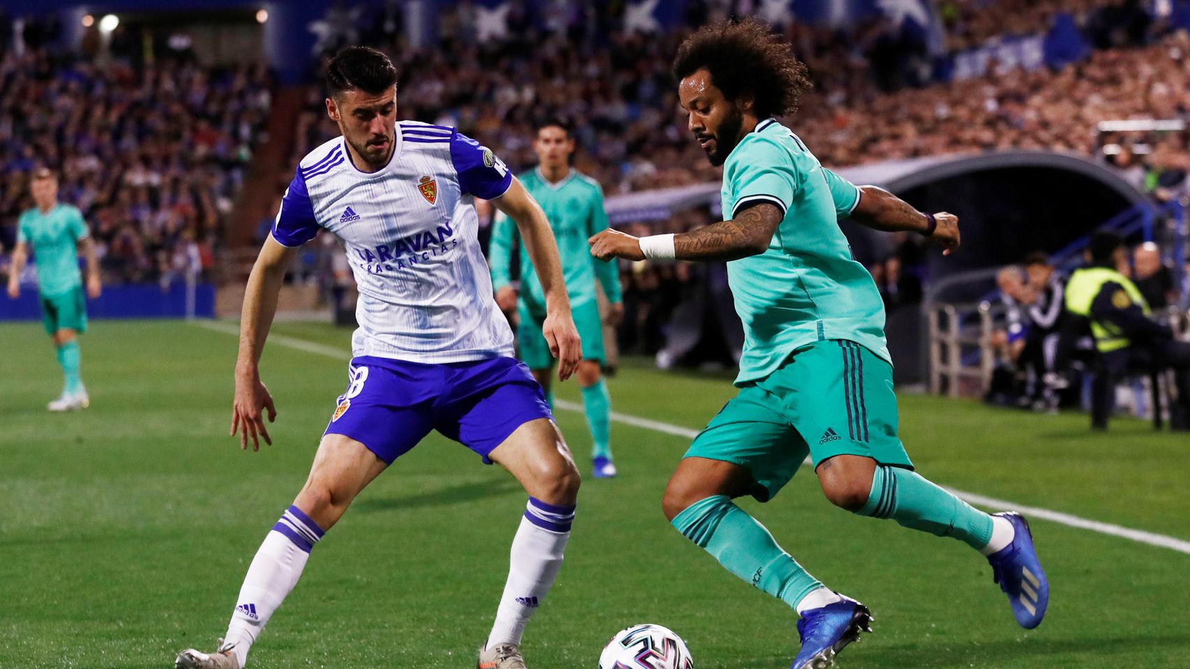 Marcelo, presionado por un jugador del Real Zaragoza