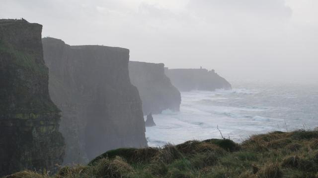 Descubre los impresionantes acantilados irlandeses.