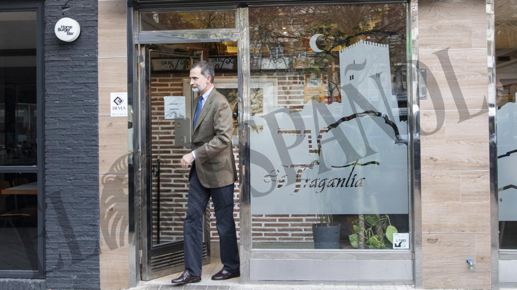 El Rey saliendo de la taberna andaluza donde ha celebrado su cumpleaños.