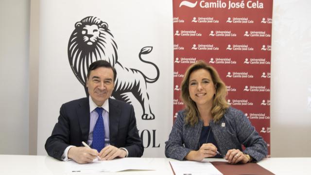 Pedro J. Ramírez y Nieves Segovia durante la firma del acuerdo.