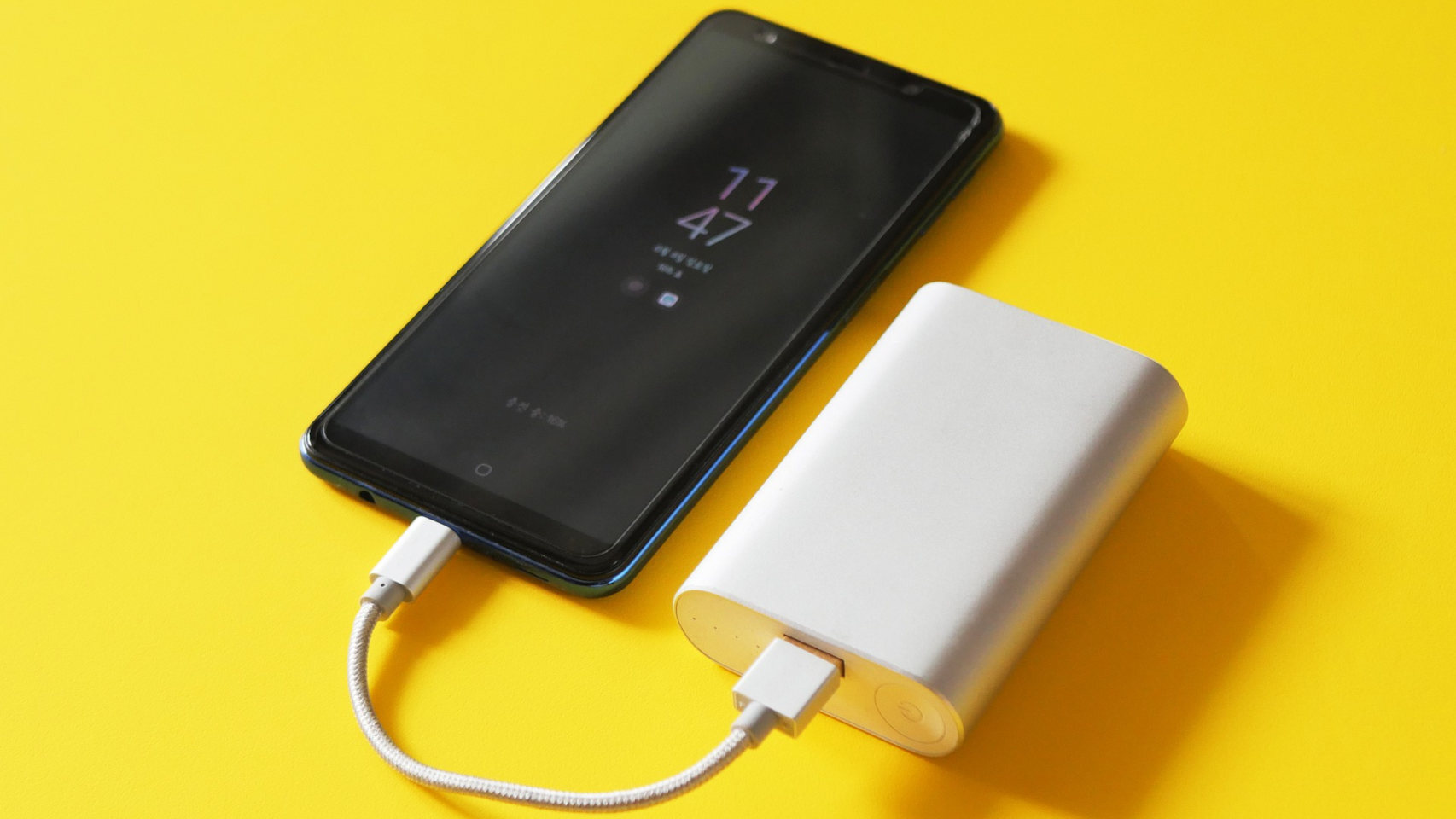 Smartphone conectado a un cargador externo