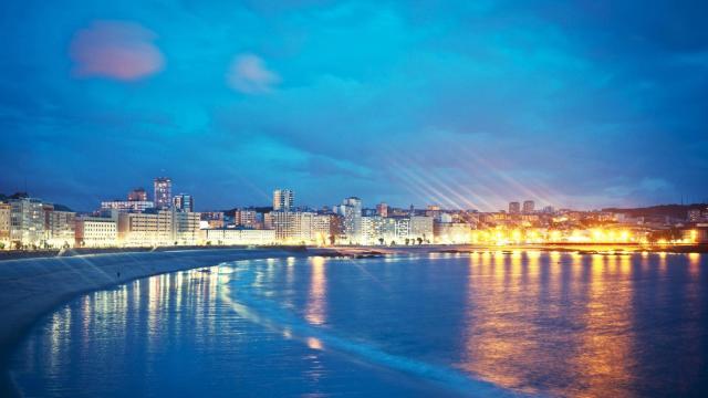 Vista del Paseo Marítimo iluminado