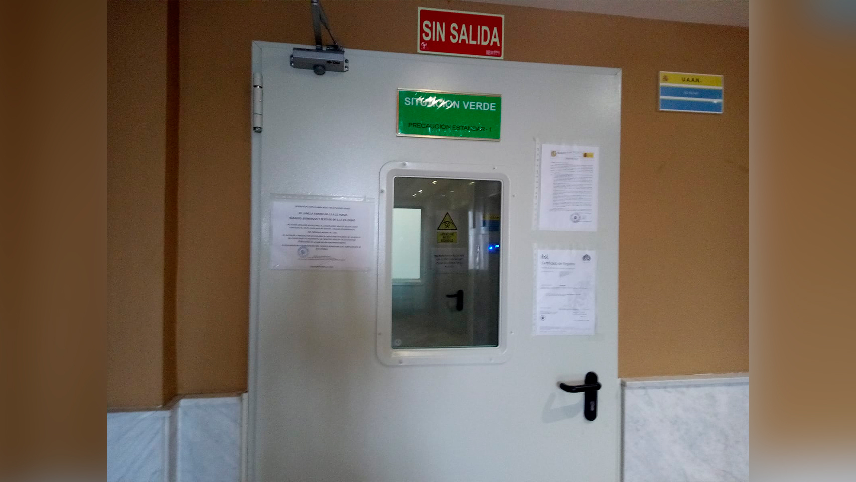 La doble puerta de la planta 22 que da paso a la zona de aislamiento del coronavirus
