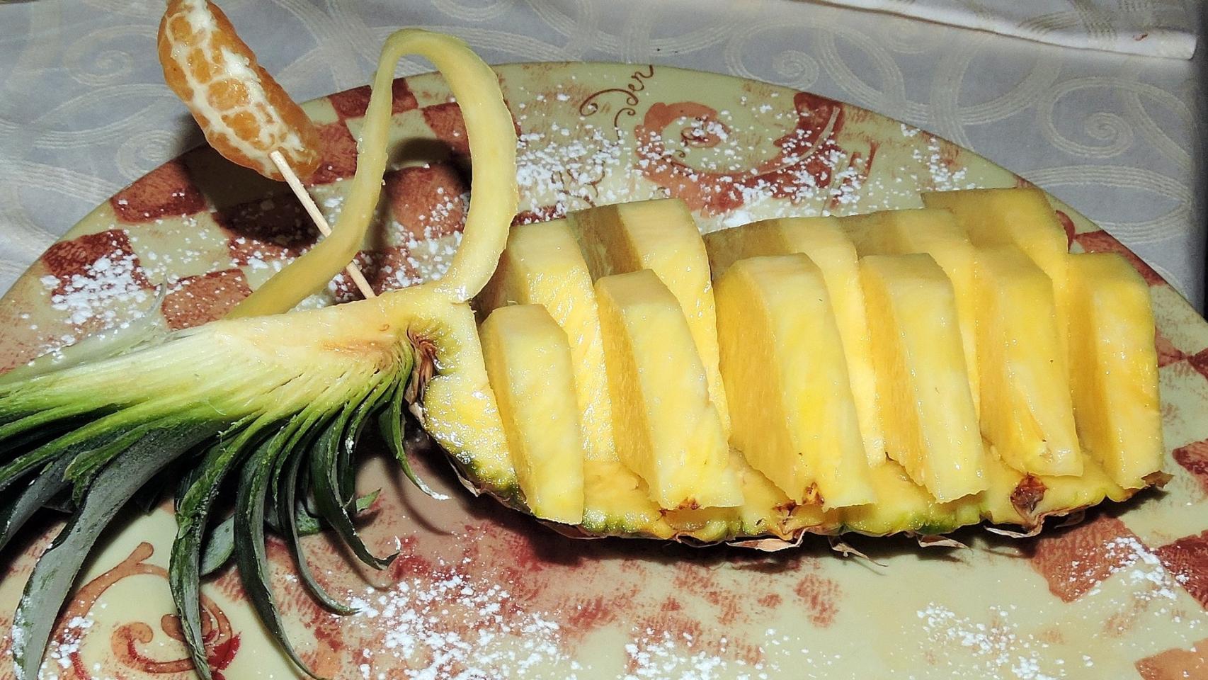 Cortar la piña en rodajas, en 1 minuto
