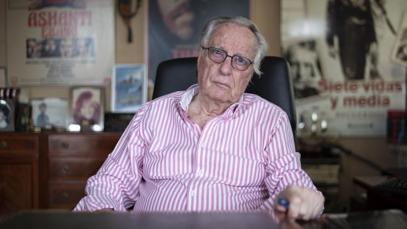 Alberto Vázquez Figueroa junto a los carteles de las películas basadas en sus novelas.