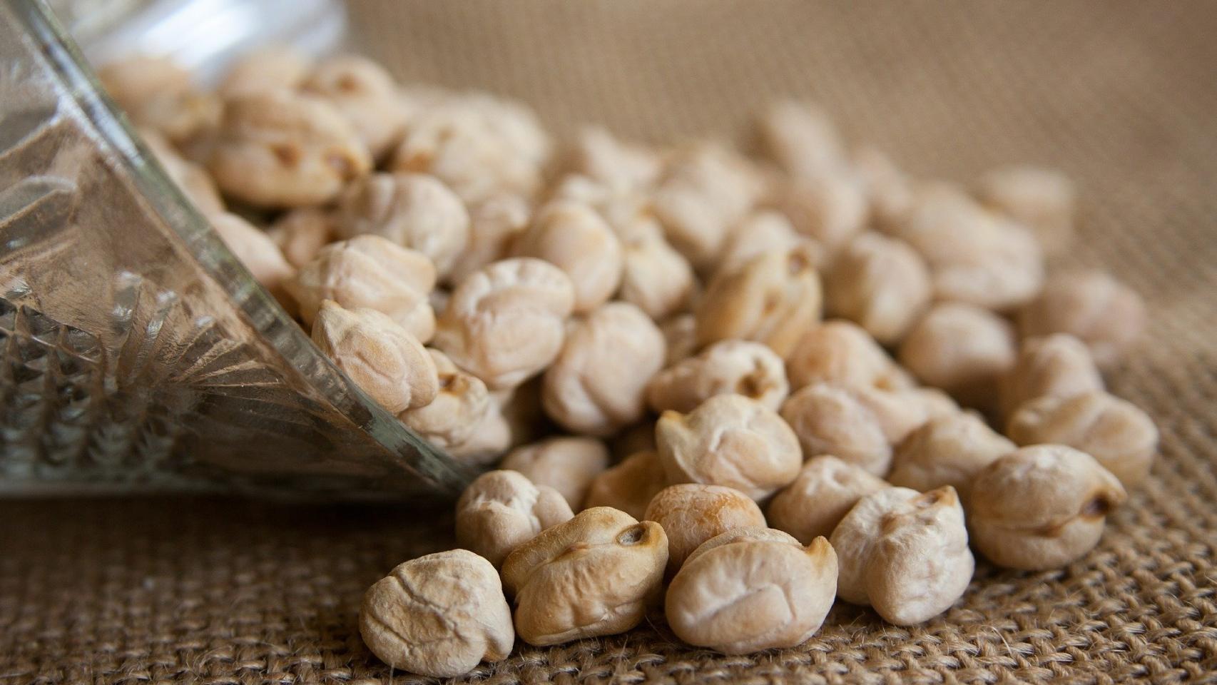 Un bote de garbanzos tirado sobre una mesa.