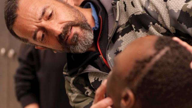 El cirujano Pedro Cavadas observa la cara de Emmanuel tras la operación.