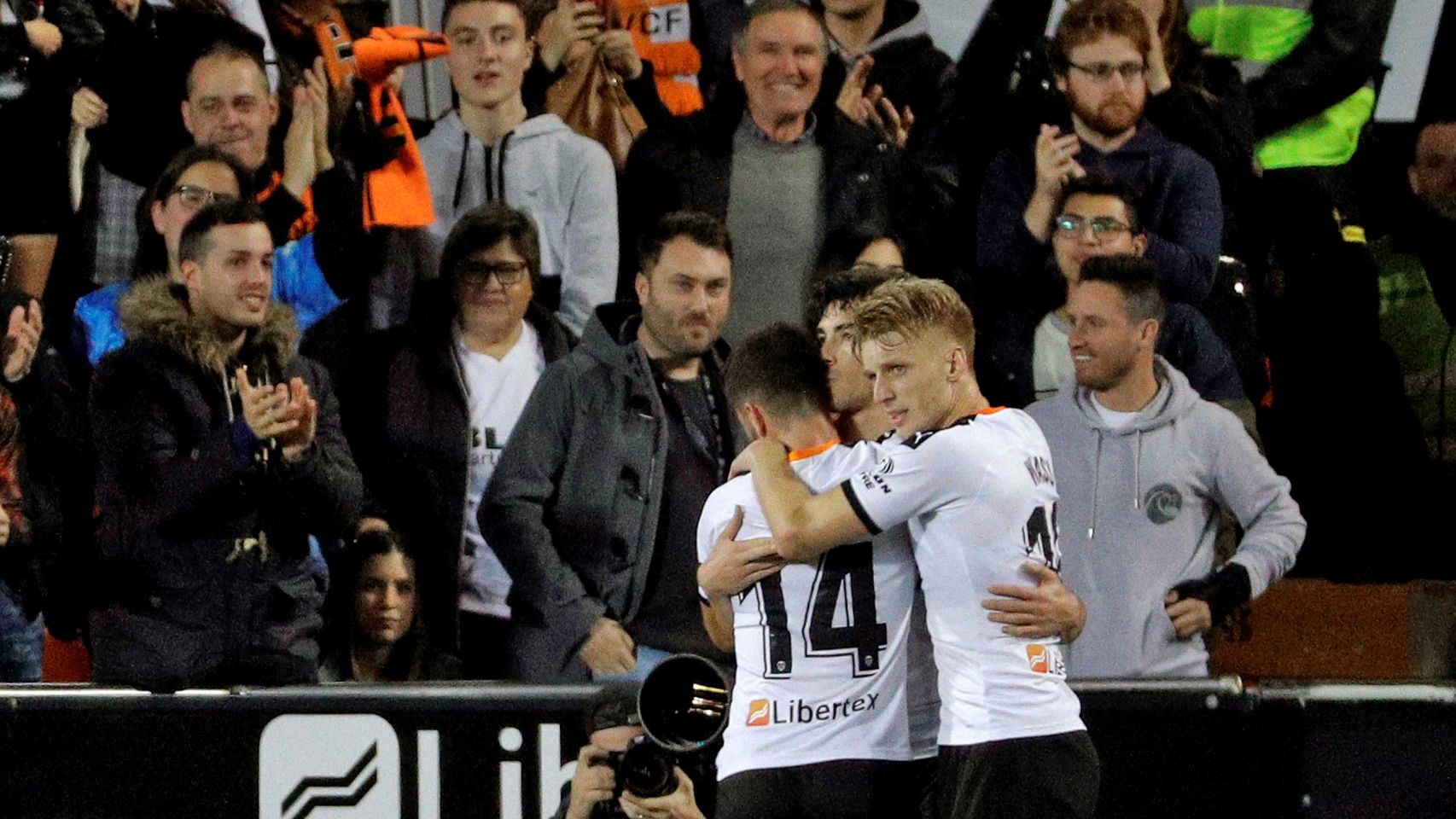 Los jugadores del Valencia celebran el único gol del partido