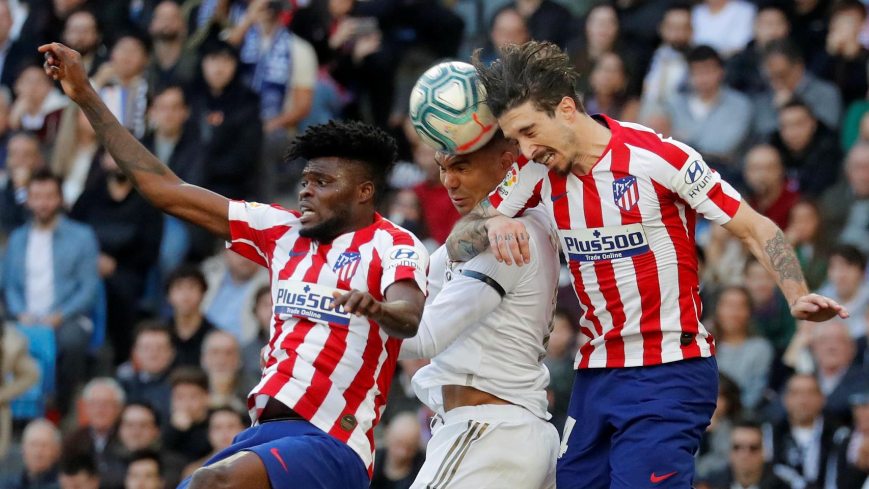 Casemiro remata un balón ante la presión de Vrsaljko y Thomas Partey