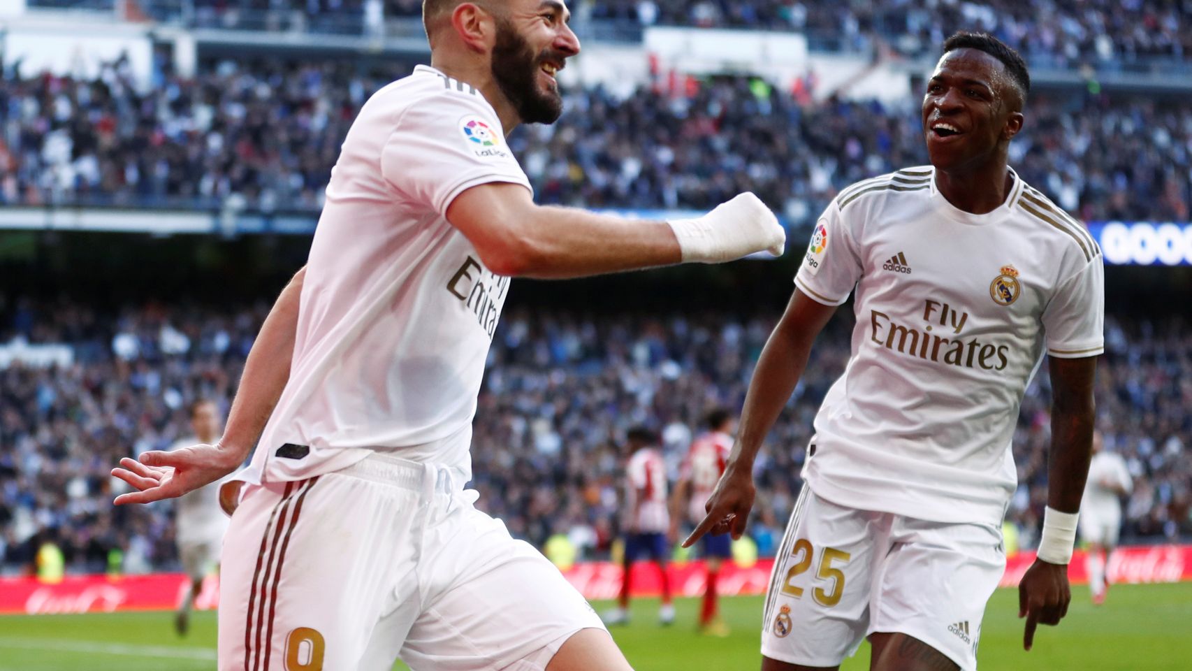 Benzema y Vinicius celebran el gol del Real Madrid al Atlético