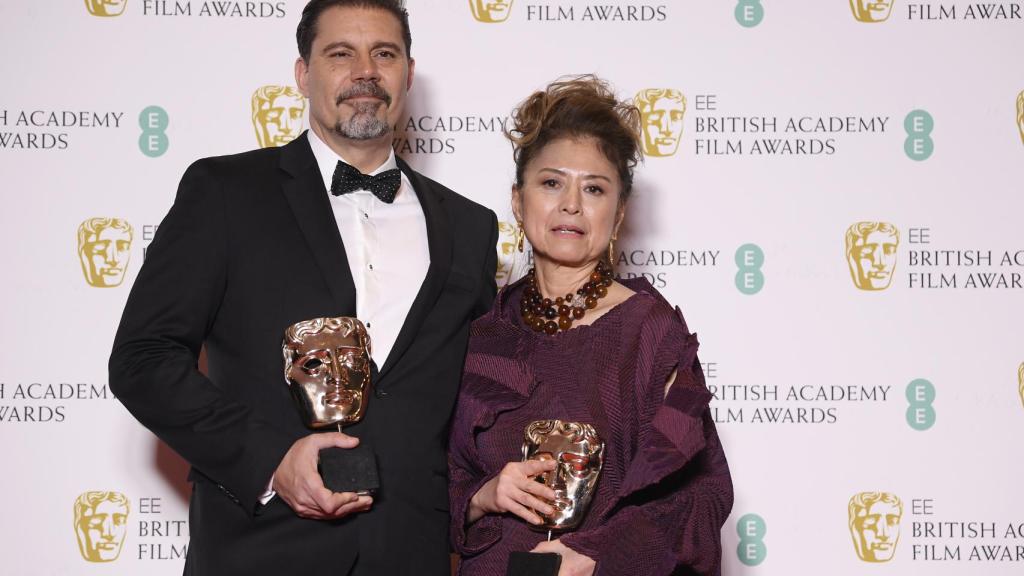 Sergio Pablos  y Jinko Gotoh posan con el premio Bafta a la mejor animación por 'Klaus', en en el Royal Albert Hall.