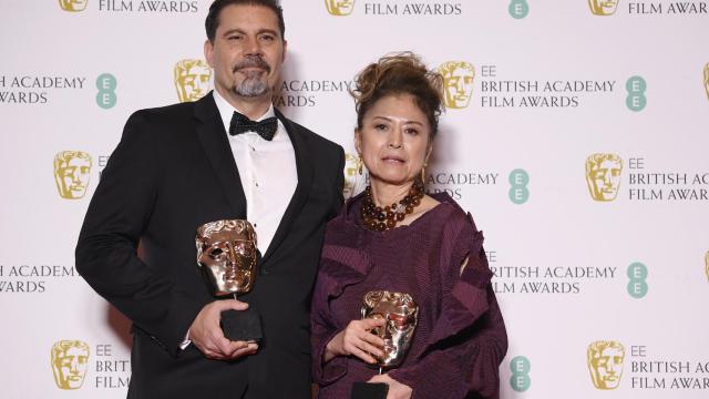 Sergio Pablos  y Jinko Gotoh posan con el premio Bafta a la mejor animación por 'Klaus', en en el Royal Albert Hall.